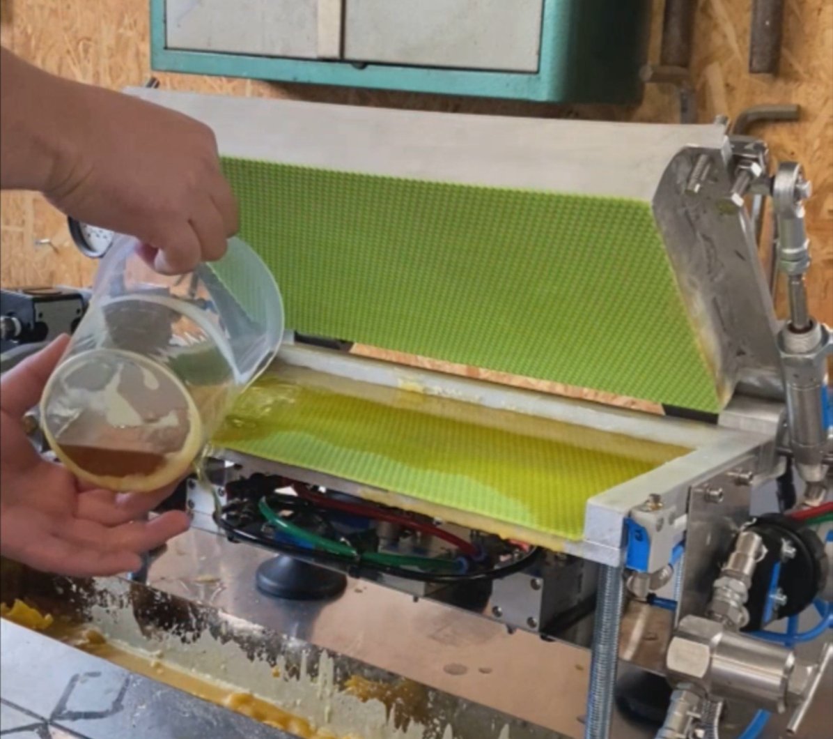 CADENAS_DE's tweet image. 🐝 #EngineeringNewcomer 2021 Sneak Peek #3: Eine halbautomatisierte Mittelwandpresse zur Herstellung von günstigen Mittelwänden für Bienenstöcke.🍯 Die pneumatische Presse ist eine ressourcen- &amp;amp; kostensparende Alternative zu fertigen Wachsplatten. ▶️Video: youtu.be/dwfPJC9_FzU