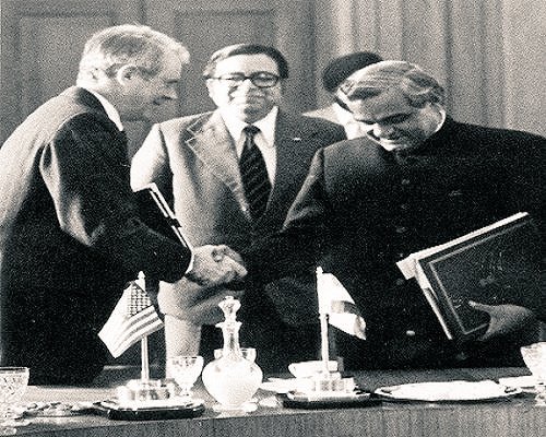 1978 :: Foreign Minister Atal Bihari Vajpayee With US Secretary of State Cyrus Vance After Signing Agreements

 #IndiaUSA 

#NaturalAllies 

#StrategicPartners 

#ModiBiden