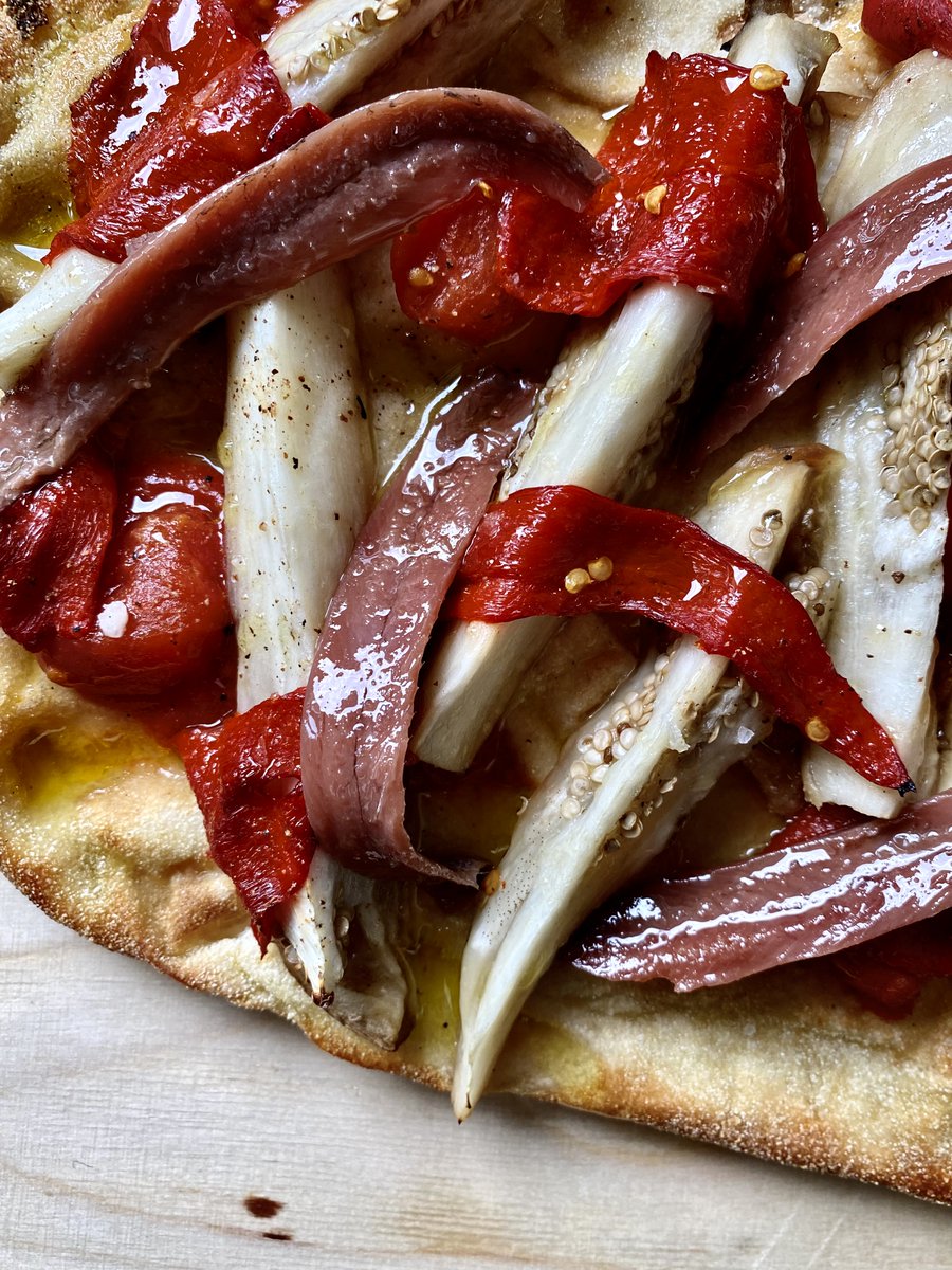 Pizza de verduras asadas con anchoas. Primero, la berenjena. Lo demás viene rodado, la base de pizza romana, los pimientos de piquillo asados a la leña y el tomate rojo de Finagricola. Cuando la saques del horno añade unas anchoas. 
¡Alucinante! 💥💥
👉 youtu.be/LeCqjuQp0tU