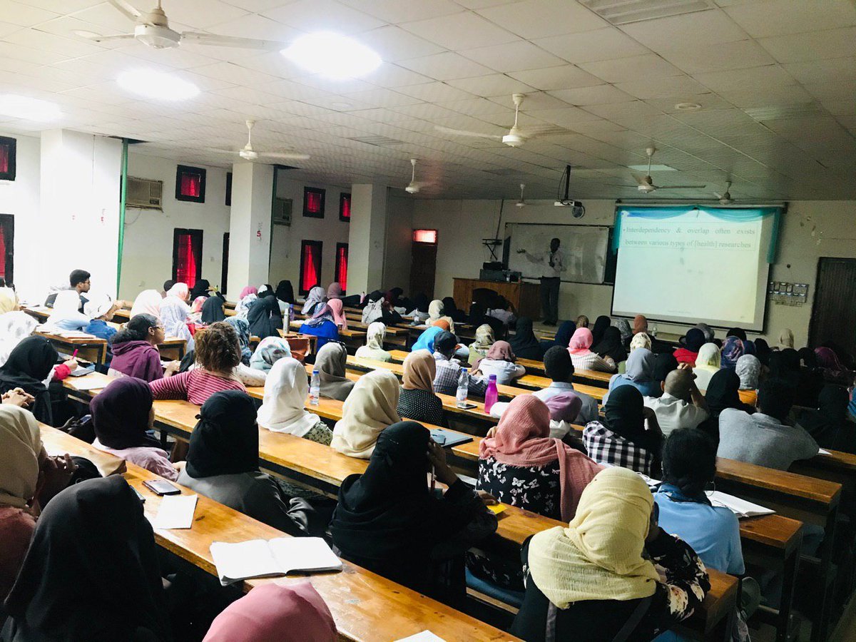 fpsauofk's tweet image. 🔵 ورشة "أساسيات البحث العلمي" والتي قدمها د.أحمد حسن أرباب  يوم الأمس 🌹
كانت لحظات مليئة بالمتعة المعرفية الثرة ♡
الشكر لدكتور أحمد أرباب على إقتطاع جزء من وقته الغالي والنفيس من أجل تقديم هذا العمل الرائع، كما نتقدم بالتحية لجميع الحضور. 
#السكرتارية_الأكاديمية
#إعلام_الرابطة