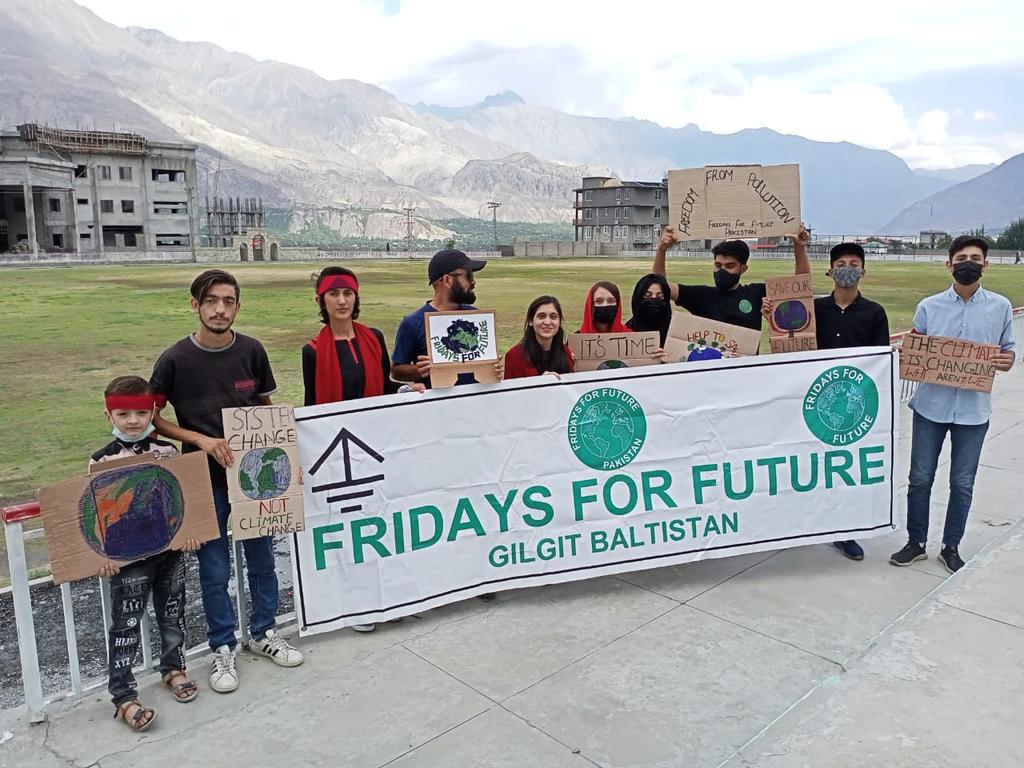 Fridays4FutureP's tweet photo. Demanding climate justice
#GilgitBaltistan 
#UprootTheSystem
@GretaThunberg https://t.co/TDSQSAwQrz
