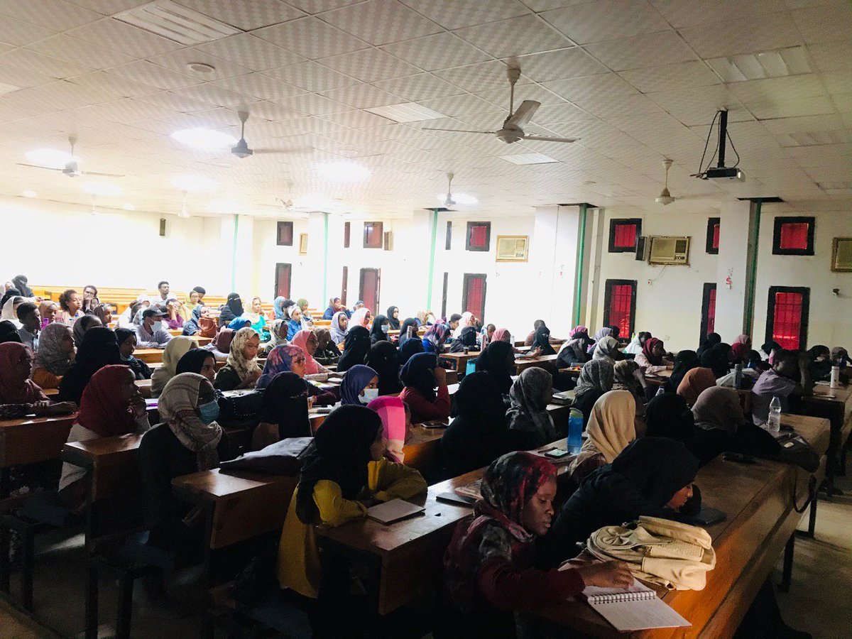 fpsauofk's tweet image. 🔵 ورشة "أساسيات البحث العلمي" والتي قدمها د.أحمد حسن أرباب  يوم الأمس 🌹
كانت لحظات مليئة بالمتعة المعرفية الثرة ♡
الشكر لدكتور أحمد أرباب على إقتطاع جزء من وقته الغالي والنفيس من أجل تقديم هذا العمل الرائع، كما نتقدم بالتحية لجميع الحضور. 
#السكرتارية_الأكاديمية
#إعلام_الرابطة