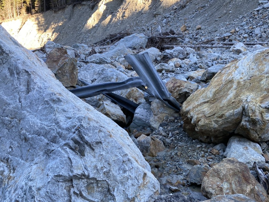 Clau_Olvr's tweet photo. Depuis un #an, presque aucun #travaux n’a été effectué sur la #route de #M96 qui mène de Saint-Martin-Vesubie au #refuge de la Madone. Sur #11kms les #dégâts sont encore considérables. Par moment la route a même #disparu. https://t.co/Y1lgg0TsZL
