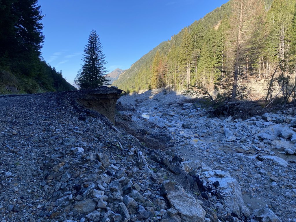 Clau_Olvr's tweet photo. Depuis un #an, presque aucun #travaux n’a été effectué sur la #route de #M96 qui mène de Saint-Martin-Vesubie au #refuge de la Madone. Sur #11kms les #dégâts sont encore considérables. Par moment la route a même #disparu. https://t.co/Y1lgg0TsZL