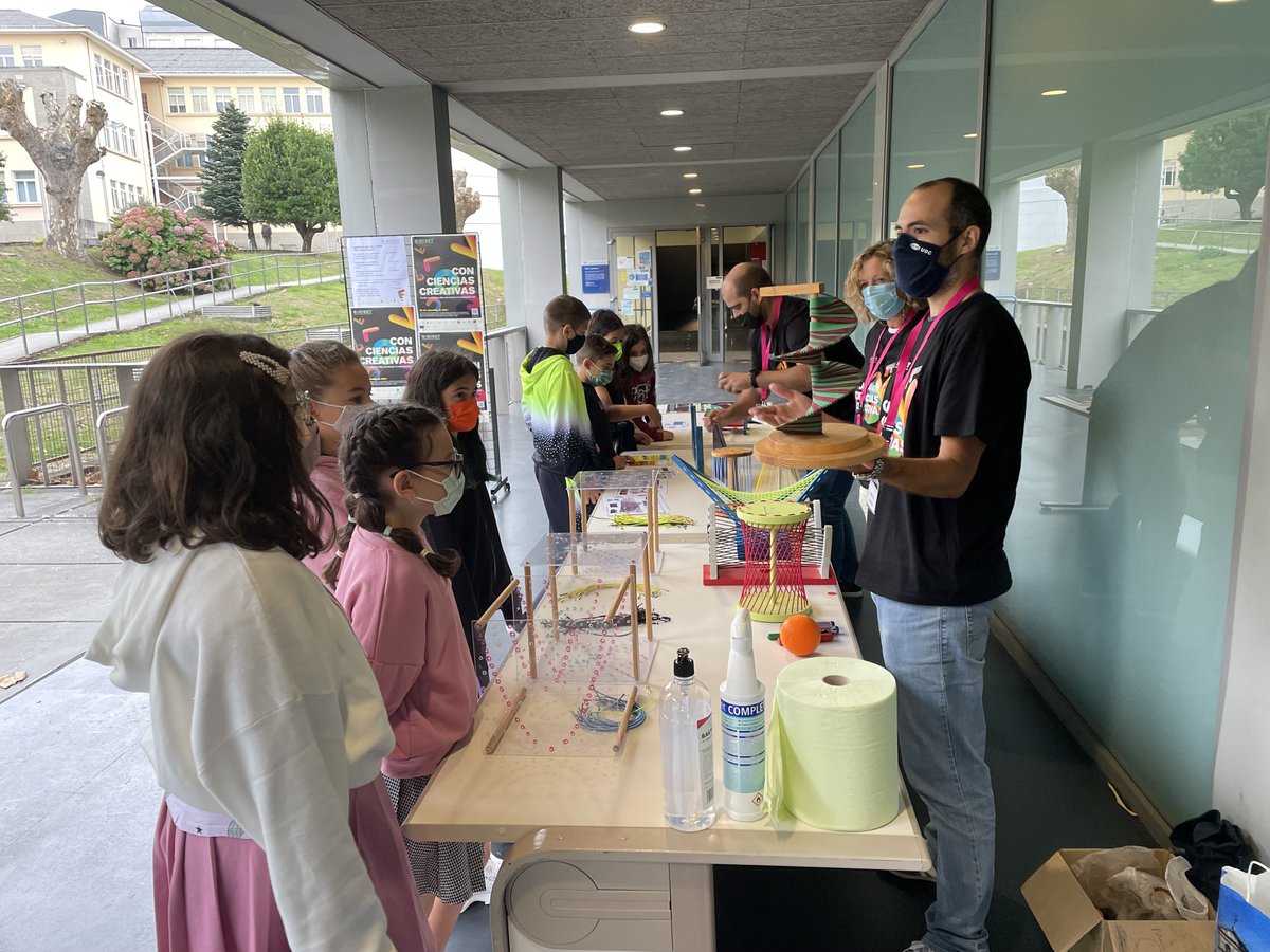CIFerrol's tweet photo. #GNight Os + pequenos da casa están a desfrutar e moito das actividades divulgativas programadas polo CIT #CampusFerrol no marco da Noite Europea das Persoas Investigadoras. Seica isto de investigar é divertido!!! 😜😜😜 @UDC_gal @GNight_gal @CIT_UDC @LimFerrol @umiUDCNavantia https://t.co/m3LxYczdYA