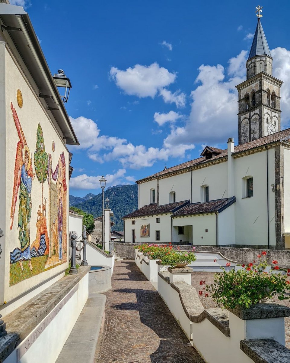 grantouritalia's tweet photo. Cercivento, un borgo tipicamente montano posto alla confluenza dell'amena Valcalda con la Valle del But, nella regione alpina della Carnia, in Friuli๐
.
Foto: @elucrep
.
#grantouritalia #cercivento #friuliveneziagiulia #italia #turismo #viaggi #viaggiare #travel #traveling https://t.co/IjYeGbRkMb