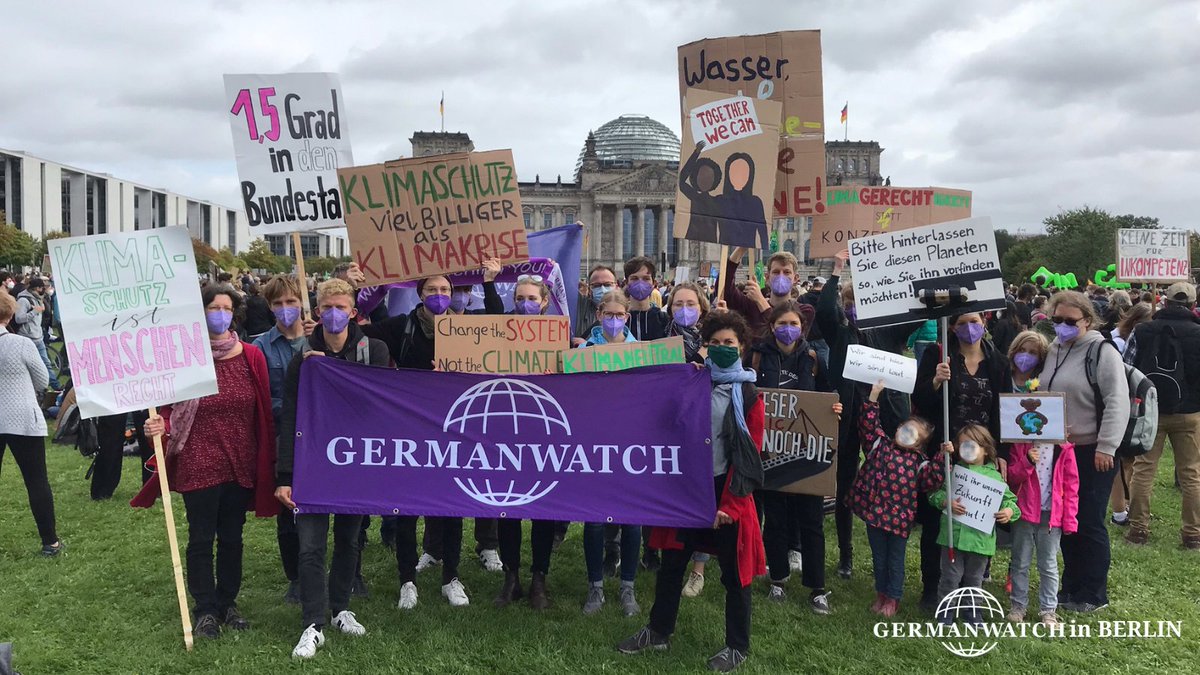 Mit über 450 Demos 🇩🇪-weit ruft #FridaysForFuture heute auf: Machen wir gemeinsam #Klima zum zentralen Thema der #BTW21 und stimmen am 26. September für konsequenten Klimaschutz. 
Denn #KlimaschutzistFreiheitsschutz – für diese und für nachfolgende Generationen.
