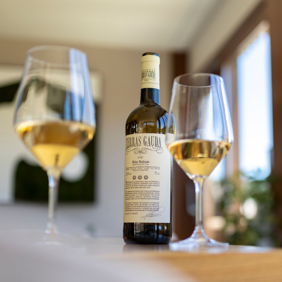 TerrasGauda's tweet photo. Terras Gauda 2020 | Elegir con quién compartir grandes momentos es tan importante como saber con qué acompañarlos.
#BodegasTerrasGauda | #TerrasGauda 70% #Albariño 22% #Caiño y 8% #Loureiro https://t.co/Ush0pua0os