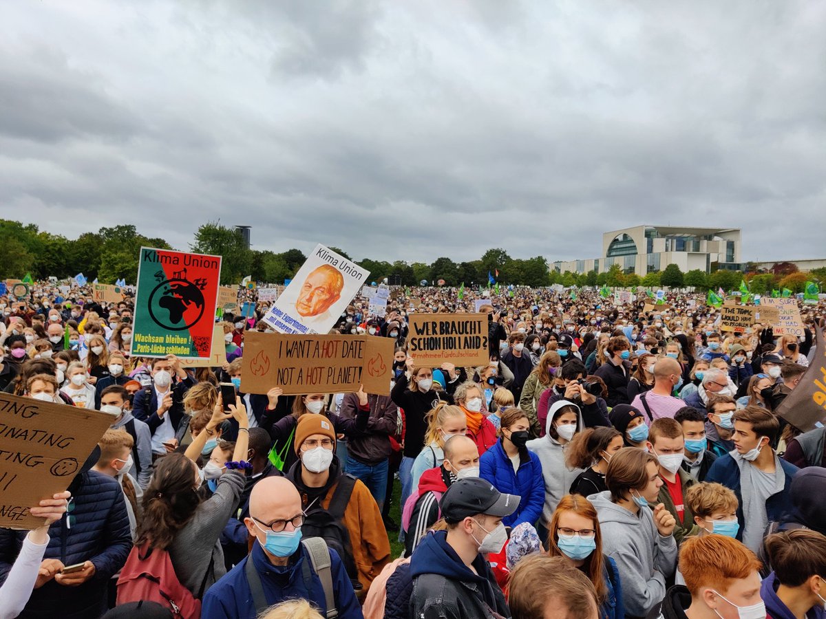 sven_giegold's tweet photo. Mit einem Paukenschlag ist #FridaysforFuture zurück! Der mit Abstand größte #Klimastreik seit 2 Jahren! Ein Weckruf drei Tage vor der Wahl: Diese #Bundestagswahl muss zur Klimawahl werden! #btw21 https://t.co/DatX97RUiE