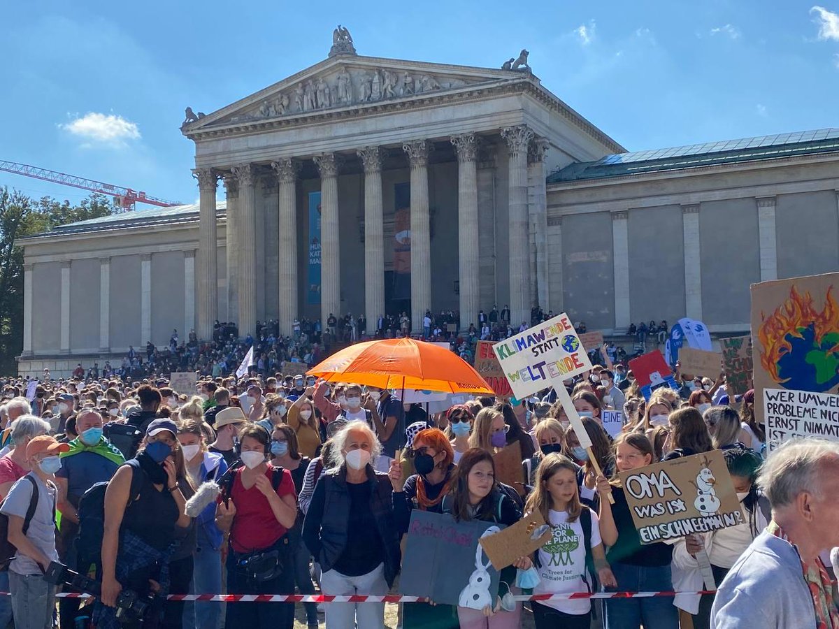 sven_giegold's tweet photo. Mit einem Paukenschlag ist #FridaysforFuture zurück! Der mit Abstand größte #Klimastreik seit 2 Jahren! Ein Weckruf drei Tage vor der Wahl: Diese #Bundestagswahl muss zur Klimawahl werden! #btw21 https://t.co/DatX97RUiE