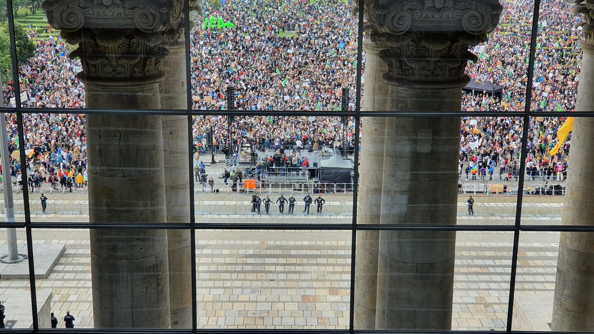 Mit einem Paukenschlag ist #FridaysforFuture zurück! Der mit Abstand größte #Klimastreik seit 2 Jahren! Ein Weckruf drei Tage vor der Wahl: Diese #Bundestagswahl muss zur Klimawahl werden! #btw21
