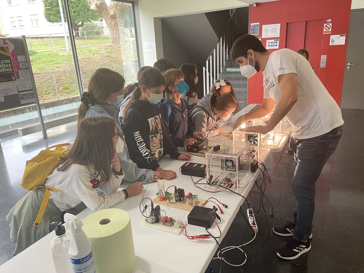 CIFerrol's tweet photo. #GNight Os + pequenos da casa están a desfrutar e moito das actividades divulgativas programadas polo CIT #CampusFerrol no marco da Noite Europea das Persoas Investigadoras. Seica isto de investigar é divertido!!! 😜😜😜 @UDC_gal @GNight_gal @CIT_UDC @LimFerrol @umiUDCNavantia https://t.co/m3LxYczdYA