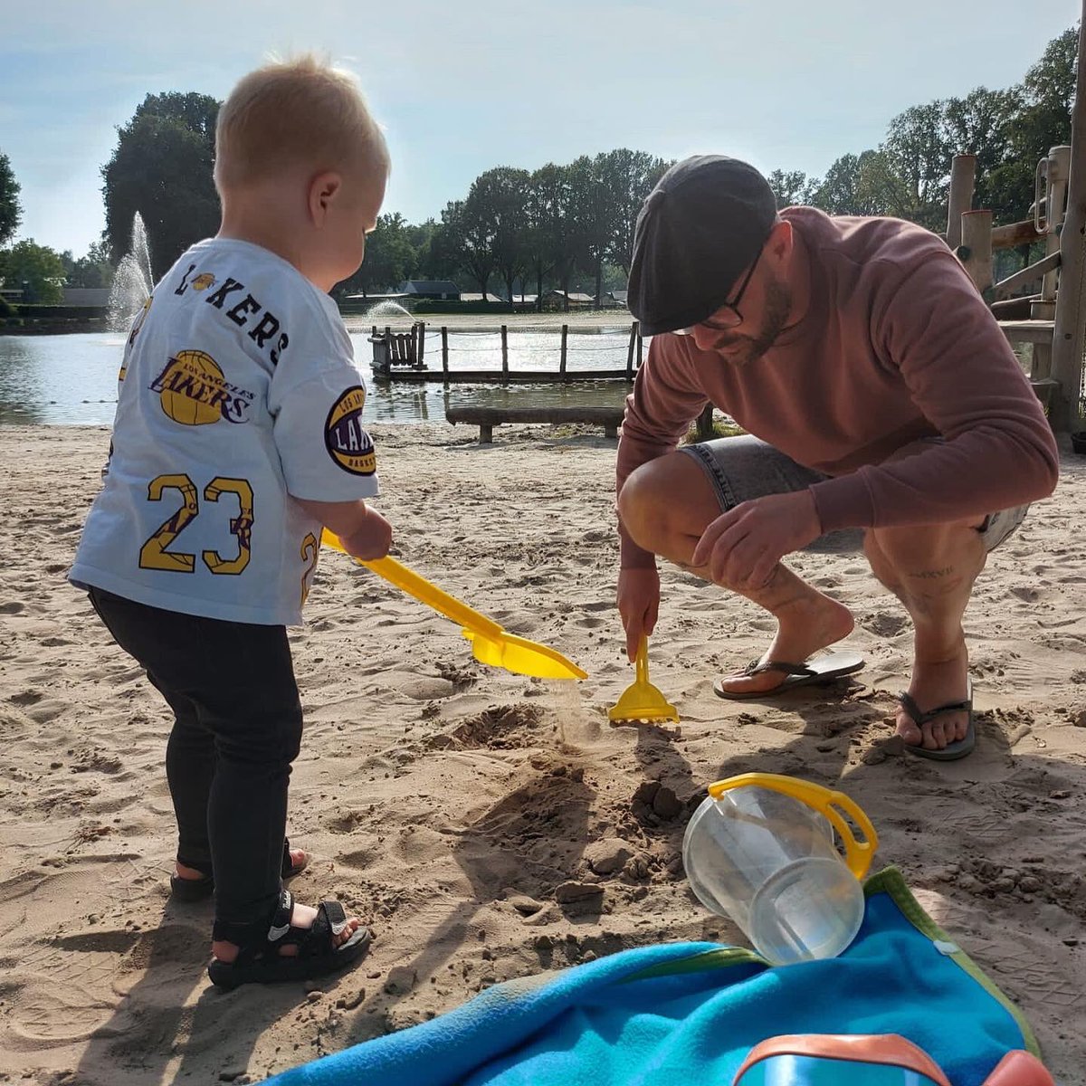 TommyD085's tweet photo. Terug van midweekje @Leistert ! Zoonlief heerlijk gezwommen, gespeeld en de #bolderkar was zijn favoriet ! Hij is 2 en geprobeerd uit de leggen dat er een meneer bestaat die ze “de grote @Plattekar” noemen en papa zelfde petje opheeft als @Provie_of_Proof ! Nog geen respons :-) https://t.co/a1hYcYCskH