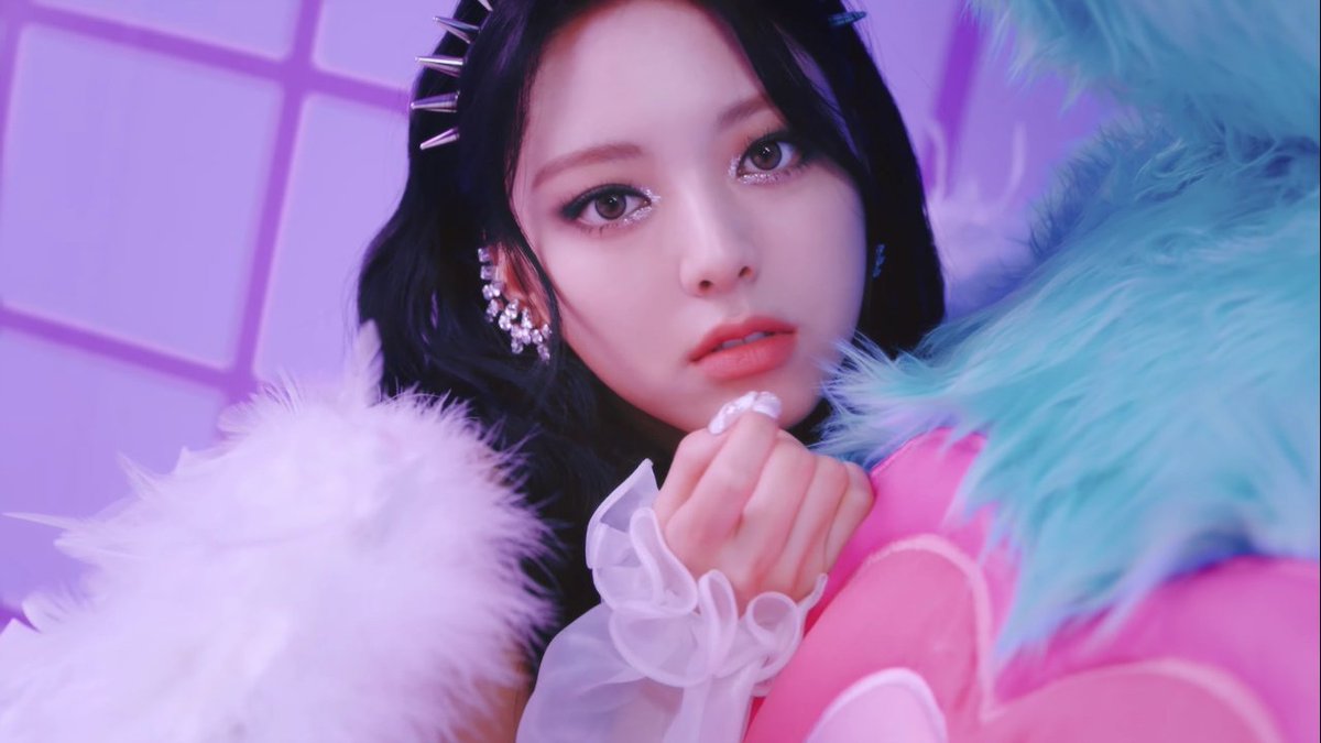 GirlgroupsBR's tweet photo. SAIU! Servindo tudo, o ITZY fez o seu tão aguardado comeback com o MV do single 'LOCO', presente no seu full álbum 'CRAZY IN LOVE'.

Assistam: https://t.co/9t1WIOazpC

#ITZY_LOCO #ITZY #ITZY_CrazyInLove https://t.co/wSVJBZVBov