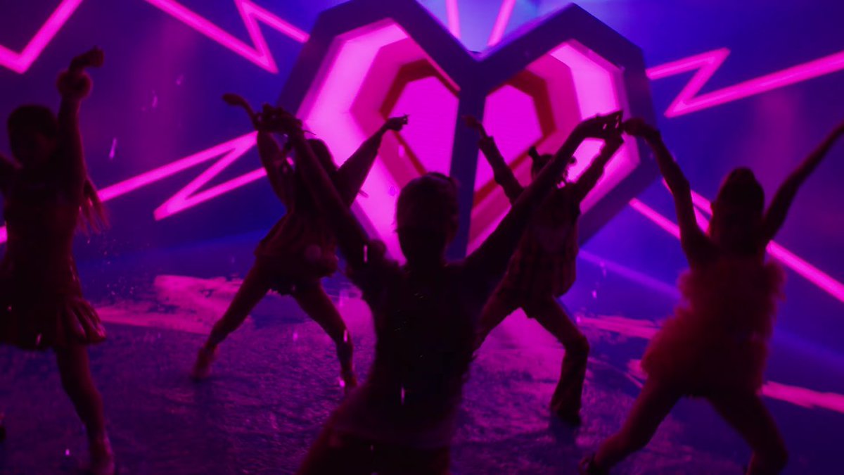 GirlgroupsBR's tweet photo. SAIU! Servindo tudo, o ITZY fez o seu tão aguardado comeback com o MV do single 'LOCO', presente no seu full álbum 'CRAZY IN LOVE'.

Assistam: https://t.co/9t1WIOazpC

#ITZY_LOCO #ITZY #ITZY_CrazyInLove https://t.co/wSVJBZVBov