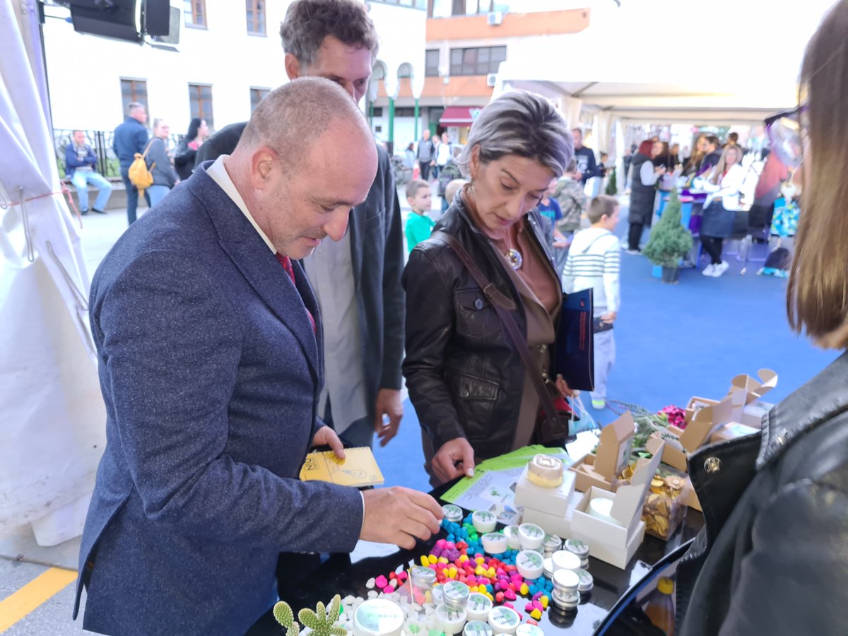 eu4business's tweet photo. Finalna konferencija i sajam #TREIN projekta, provedenog u okviru #EU4Business, juče su održani u Travniku. Od 100 mladih koji su razvili poslovne ideje, 20 start-upa dobilo je priliku prezentovati proizvode na sajmu. EU4Business finansira 🇪🇺 i 🇩🇪, a provode @il GIZ, UNDP. @eubih https://t.co/dbX66aBCBn