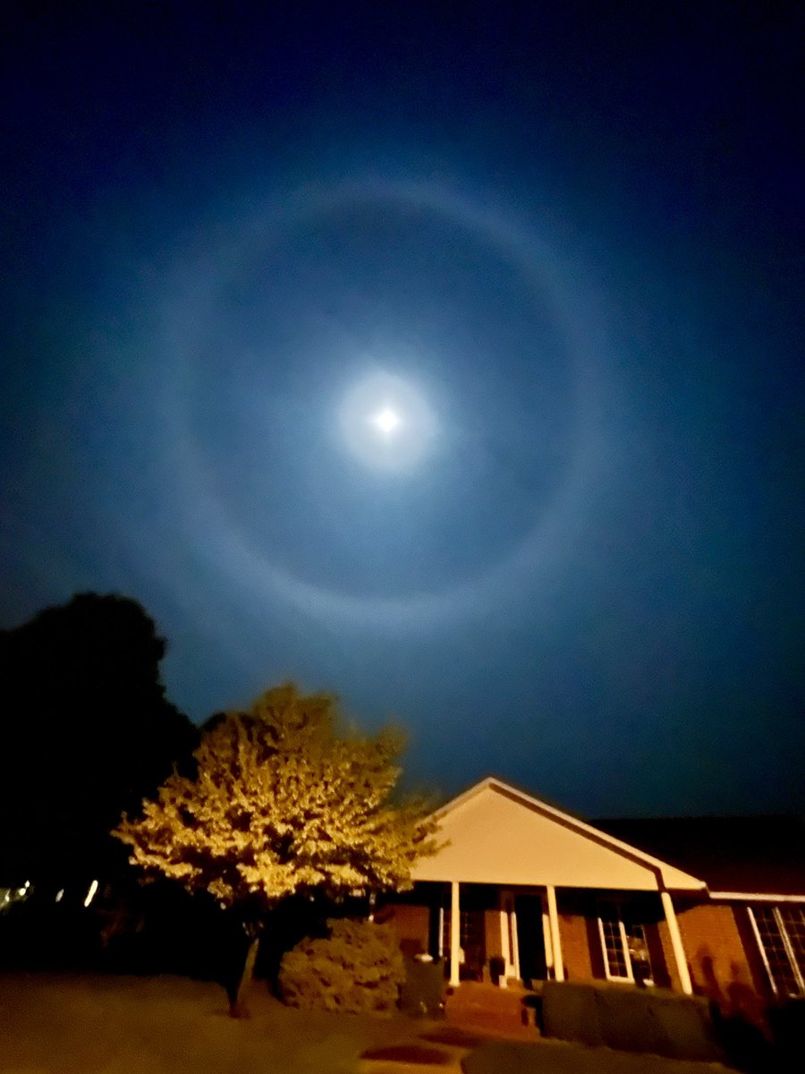 klinnens's tweet photo. Prominent Moon Haze Rings
#moonshot #ksnw #ksweather #kswx https://t.co/knXYGpQHpH