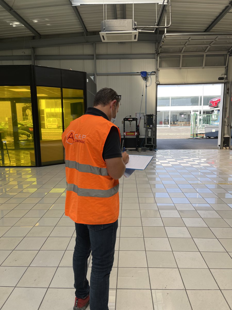 AcepControle's tweet photo. [#Surleterrain] La #sécurité de nos clients fait partie de nos priorités !

Retour sur l’intervention au sein du #garage Midas, à Chantilly. Nous avons procédé aux #vérifications réglementaires des #installations #électriques pour prévenir des risques potentiels.
 #oise #picardie https://t.co/hYGOAwAC7R