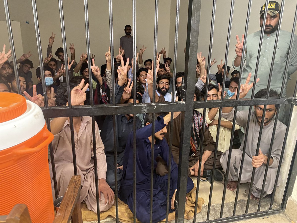 Senator_Baloch's tweet photo. واجہ ثناء بلوچ کا سول لائن تھانہ میں گرفتار طلباء سے ملاقات- 
کوئٹہ میں نا اہل حکومت کے حکم پر غنڈہ گرد پولیس کا پرامن احتجاج کرنے والے طلبہ پر لاٹھی چارج اور تشدد کرکے گرفتار کیاگیا۔ معصوم طلباء و طالبات پر تشدد کرکے طلبہ کے حوصلوں کو پست نہیں کرسکتا.  #werejectpmcmdcattest2021 https://t.co/JLwAgxeOjZ