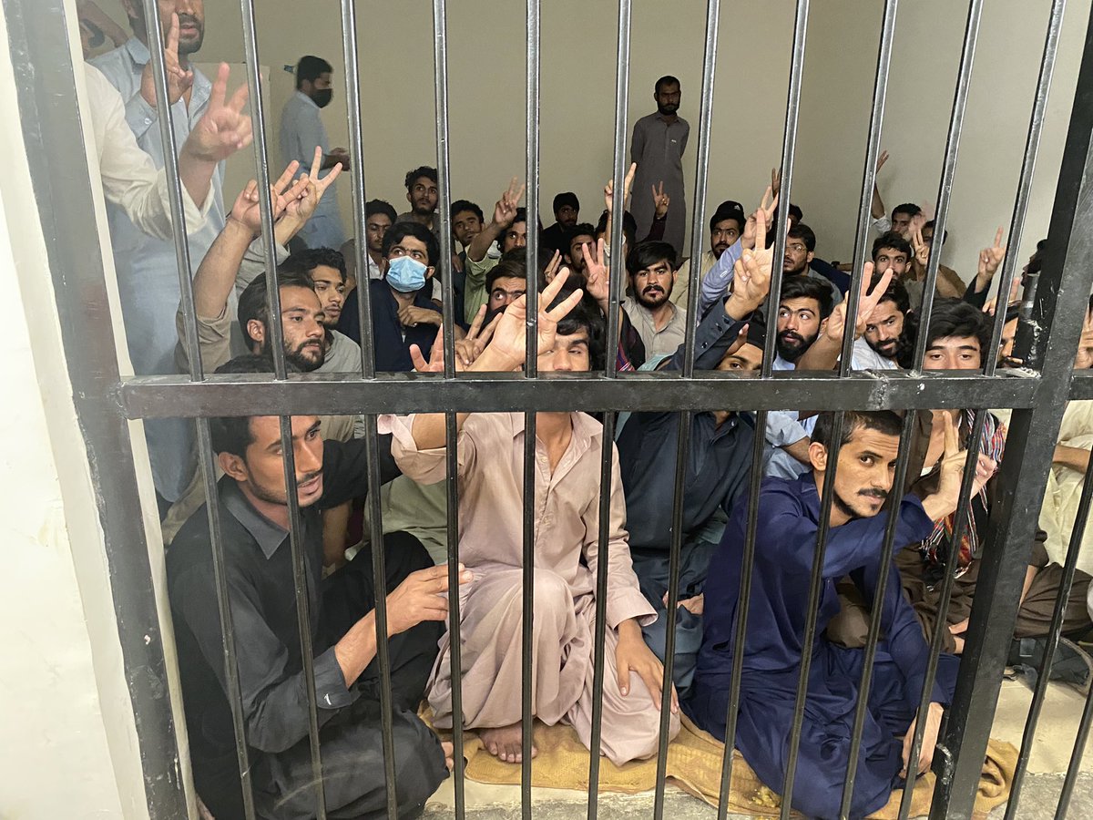 Senator_Baloch's tweet photo. واجہ ثناء بلوچ کا سول لائن تھانہ میں گرفتار طلباء سے ملاقات- 
کوئٹہ میں نا اہل حکومت کے حکم پر غنڈہ گرد پولیس کا پرامن احتجاج کرنے والے طلبہ پر لاٹھی چارج اور تشدد کرکے گرفتار کیاگیا۔ معصوم طلباء و طالبات پر تشدد کرکے طلبہ کے حوصلوں کو پست نہیں کرسکتا.  #werejectpmcmdcattest2021 https://t.co/JLwAgxeOjZ