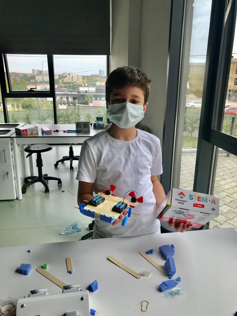 bk_tekirdag's tweet photo. 6.sınıf öğrencilerimizle 2038 yılında TRAPPIST-1 Yıldız Siteminde yer alan D gezegenine gönderilecek olan Uzay Araçlarımızı tasarlarık. #stemhayattır #stemgelecektir https://t.co/qdBSyzpB0y