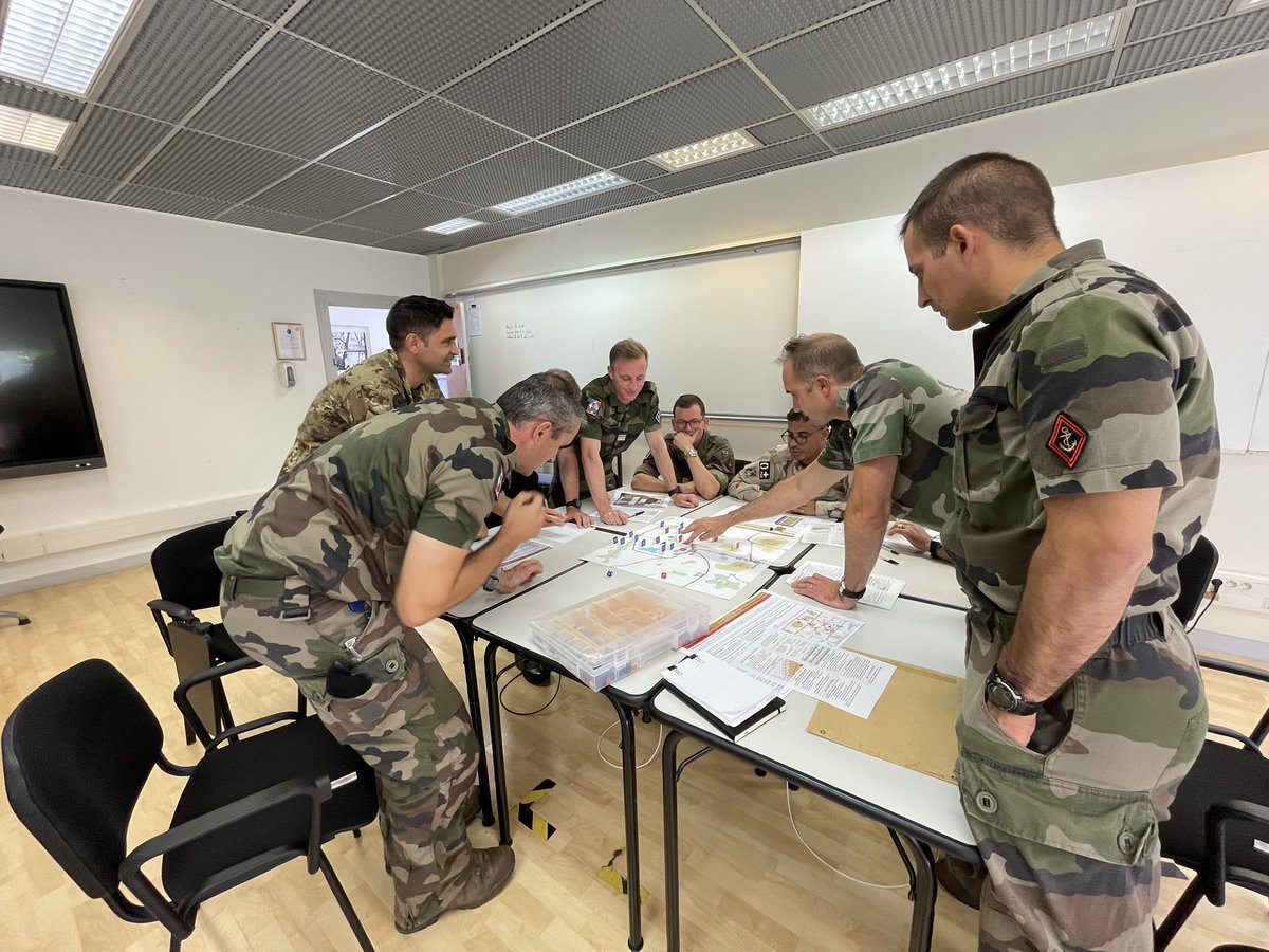 Images de la première session de wargame pour l’<a href="/EdgTerre/">École de Guerre - Terre</a>. Les officiers stagiaires se sont perfectionnés à la manœuvre sur carte. Ils ont utilisé un scénario militaire basé sur des conflits modernes potentiels. Merci à @ABRGLL pour son investissement dans ce projet. #wargame