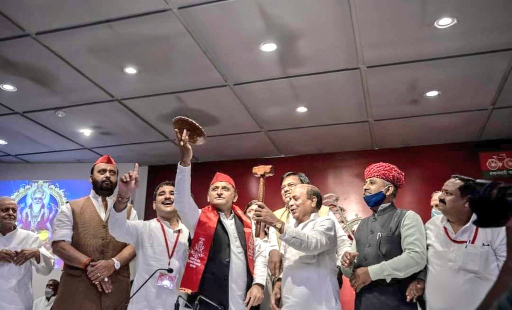 ippatel's tweet photo. इन लाल टोपी वाले महोदय को यह भी नही पता कि भगवान श्रीकृष्ण सुदर्शन चक्र को किस अंगुली पर धारण करते हैं।

उत्तर प्रदेश की जनता इसी उंगली का प्रयोग इनके साथ 2022 के चुनाव में करेंगी l https://t.co/eyCb4g7EVz