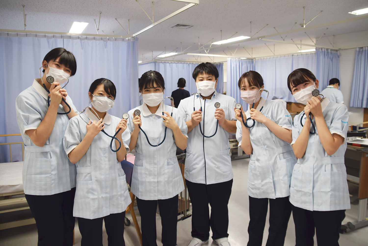 岩崎学園 横浜実践看護専門学校 公式 聴診器は首に掛けて持ち運ぶイメージがありますが 実は衛生面と安全面からあまり良くないそう ご存知でしたか 本校の演習は 複数の教員も補助に入るのできめ細やかなフォローが可能 今後も学生が興味関心を