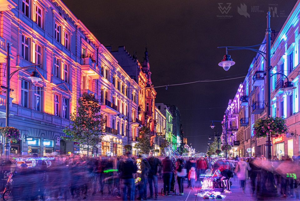 m_szkudlarek's tweet photo. W #Lodz rusza dziś Festiwal Światła Light.Move.Festival. W centrum miasta będą spore utrudnienia. Całe kwartały ulic zamknięte dla ruchu aut. Zmiany w kursowaniu kilkunastu linii tramwajowych i autobusowych. Impreza potrwa trzy dni. @RadioZET_NEWS https://t.co/IDJD8ZyXbU