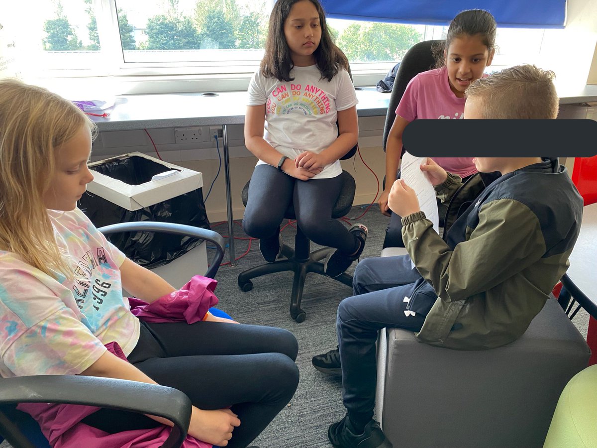 MsFBrown4's tweet photo. P6 had some really good discussions about different scenarios they might encounter when online. @FoxCovertPS https://t.co/u8MZ06Mffv