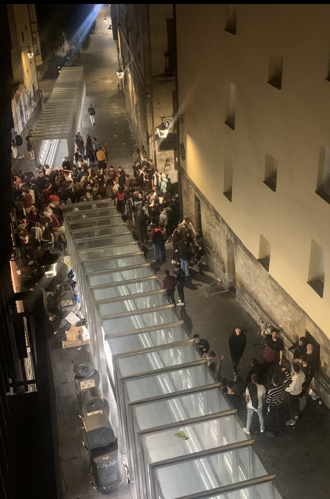Mirenloar's tweet photo. Se puede salir pero con educación. 
A las 4:30am cantando sin parar. 
Los municipales avisados.
Nadie hace nada…..
Hasta cuando seguiremos así? @gorka__urtaran @vitoriagasteiz @gasteizon https://t.co/Hdzt1XzgYM
