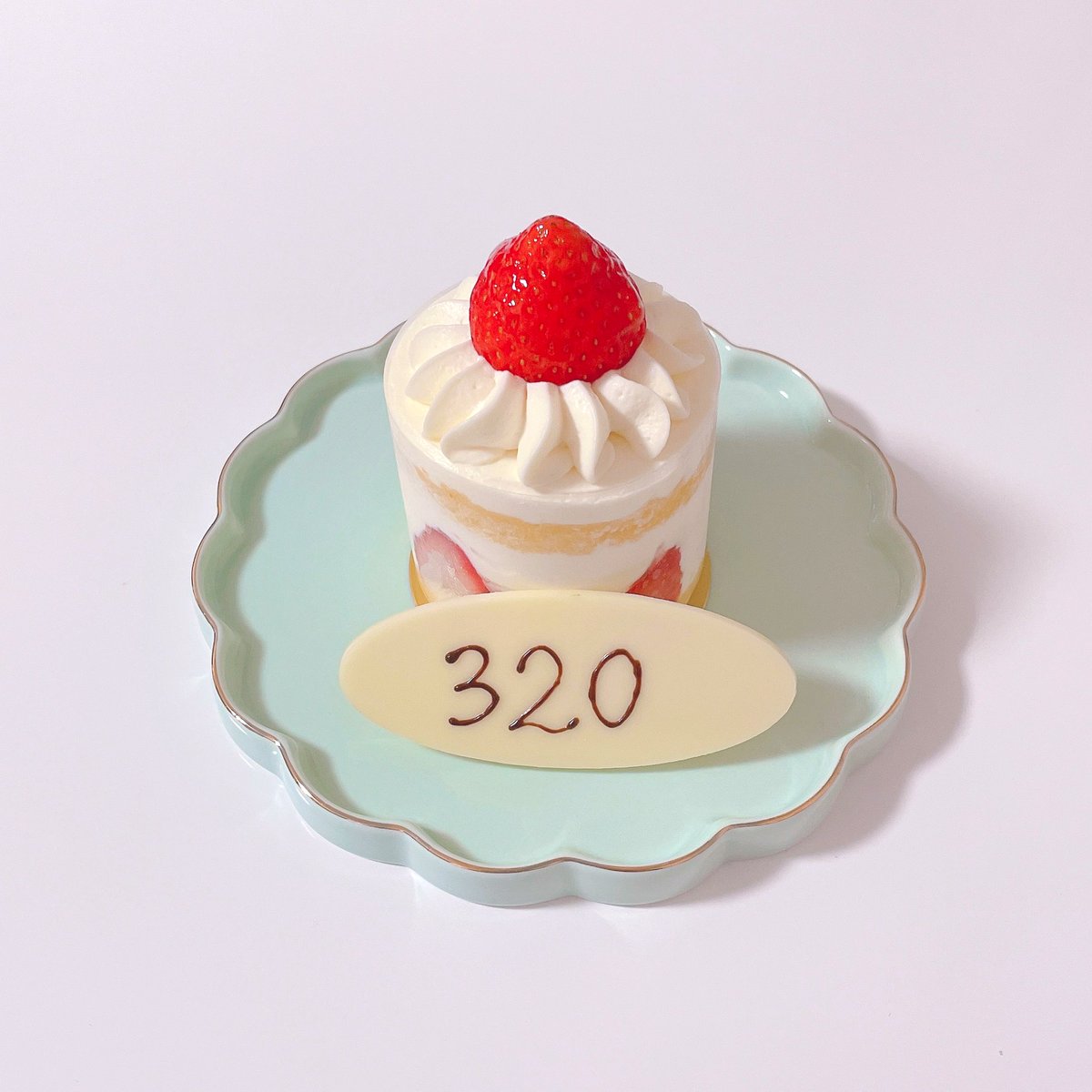 3 強欲なのでケーキは3つたべた 誕生日は今日だけど昨日買ったので消費期限を守るために今日食べた俺は消費期限を守るためなら何でもする この命尽きようとも