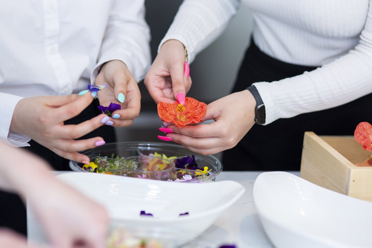 ShwenShwenbyM's tweet photo. My A team prepping flowers for Cocktails and Canapes
#bespokeevents #bespokemenu #shwenshwenevent
Styling and Flowers by @theweddingowl
Photo📷@emmamigdenphotograph https://t.co/TClwrUyaph