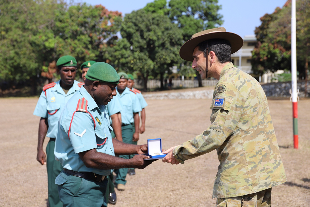 AustralianArmy's tweet photo. Commander of #AusArmy’s 1st Division MAJGEN Jake Ellwood and @CDF_PNGDF celebrate the 45th anniversary of the Papua New Guinea Defence Force Engineering Battalion.
Engineers from the Battalion came to Australia’s aid last year during the Black Summer bushfires.
#GoodSoldering https://t.co/VnX4MpSYsD