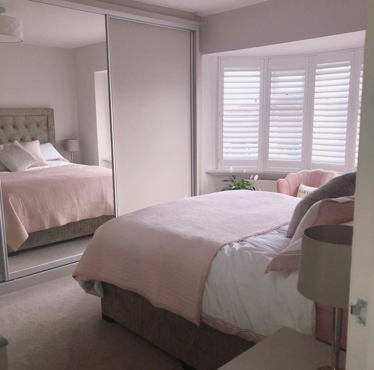 MFBsocial's tweet photo. Fitting in nicely with the trend of oversized wardrobe doors, we are big fans of this gorgeous bedroom with its beautiful blush pink accents!
#myhomecrush #myhousemadehome #naturalinterior #roomhints #stopandstaredecor #wardrobedoors https://t.co/iiHWlGn4Th