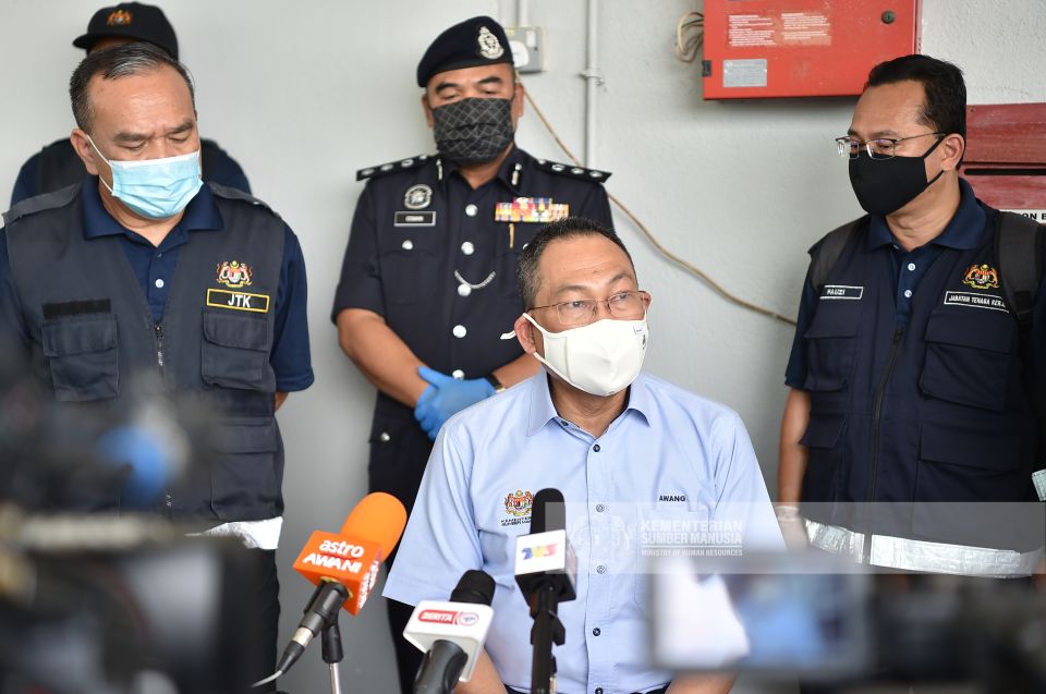 AwangHashim2's tweet photo. Turut serta dalam operasi ini, Tuan Haji Asri bin Abdul Wahab, Timbalan Ketua Pengarah (Operasi), JTKSM dan Ir. Haji Mohd Hatta bin Zakaria, Timbalan Ketua Pengarah (Kesihatan Pekerjaan), JKKP serta para pegawai tertinggi KSM yang lain.
#OperasiAkta446 #OperasiAkta342 #SOPPPN https://t.co/V7NcvYDn5a