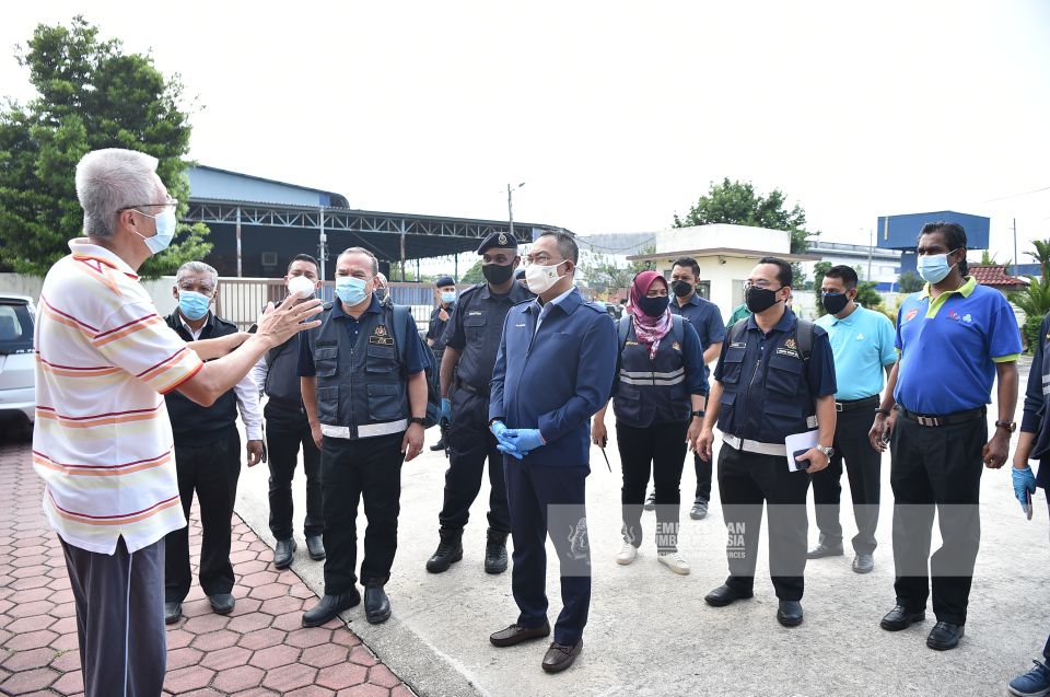 AwangHashim2's tweet photo. Turut serta dalam operasi ini, Tuan Haji Asri bin Abdul Wahab, Timbalan Ketua Pengarah (Operasi), JTKSM dan Ir. Haji Mohd Hatta bin Zakaria, Timbalan Ketua Pengarah (Kesihatan Pekerjaan), JKKP serta para pegawai tertinggi KSM yang lain.
#OperasiAkta446 #OperasiAkta342 #SOPPPN https://t.co/V7NcvYDn5a