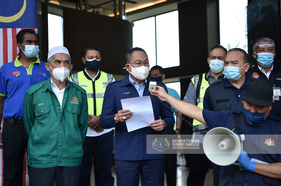 AwangHashim2's tweet photo. Turut serta dalam operasi ini, Tuan Haji Asri bin Abdul Wahab, Timbalan Ketua Pengarah (Operasi), JTKSM dan Ir. Haji Mohd Hatta bin Zakaria, Timbalan Ketua Pengarah (Kesihatan Pekerjaan), JKKP serta para pegawai tertinggi KSM yang lain.
#OperasiAkta446 #OperasiAkta342 #SOPPPN https://t.co/V7NcvYDn5a