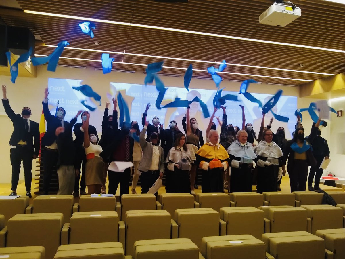 gonez_de's tweet photo. Me dejáis ser la protagonista hoy y no Naranjito?!😂😂Ayer me gradúe en una ceremonia muy bonita y emotiva y me sentí muy orgullosa de todo el trabajo y esfuerzo de estos últimos 12 meses 😊, del mío y del de todos mis compañeros, bellísimas personas🤗🤗🌼🌈 https://t.co/ECrNFAul3F