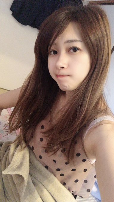 人のメイク動画見ながらごろんごろんして自分はどすっぴんで子供の習い事にこれから行こうとしている  メイク動画を見る意味 https://t.co/pWvBaqmrz8