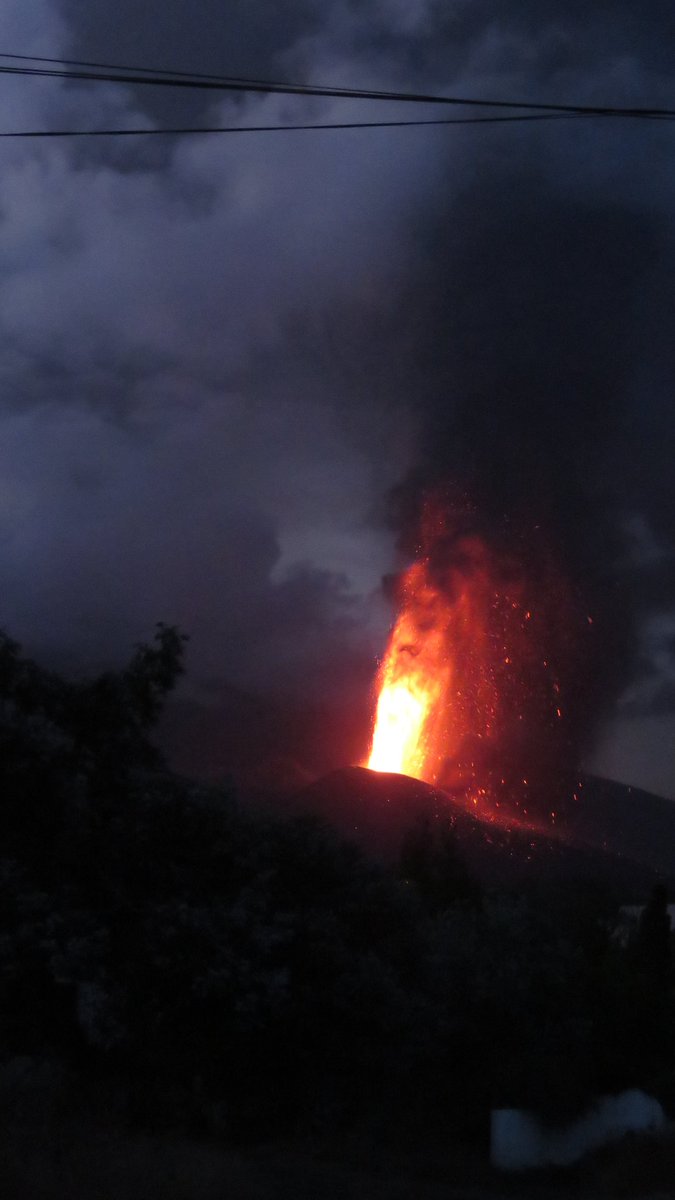 efadi_LP's tweet photo. [7:58h UTC+1] Dawn pic from Vulcao #LaPalma. The eruption is  still ongoing, but was less explosive during the night. Ejection wider. Still high ash column. Noticed no ash in El Paso. #eruptionlapalma https://t.co/4jg1ubLqWC