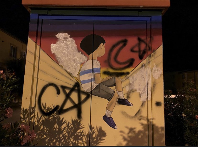 Gemlik Ülkü Ocakları, çocukların üzerinde oynadığı gökkuşağını “LGBT” tehlikesiyle karaladı.