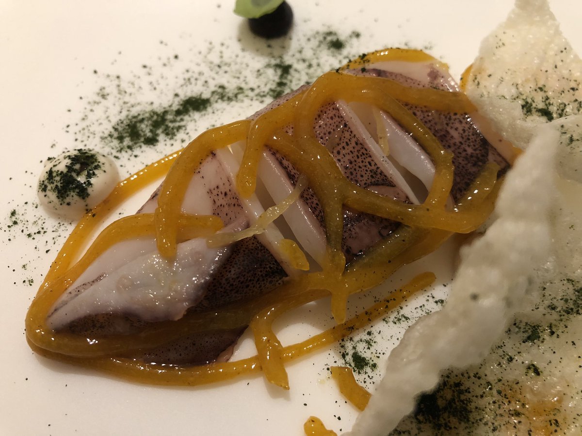 La nueva ubicación es perfecta para acompañar la cada vez más sólida cocina de los hermanos Padrón en <a href="/elrincondejc/">El Rincón de Juan Carlos</a>. Reforzada por la atención en sala y la gran bodega que manejan María José y Raquel. Posiblemente el mejor restaurante de Canarias, avanzando hacia la 2ª estrella