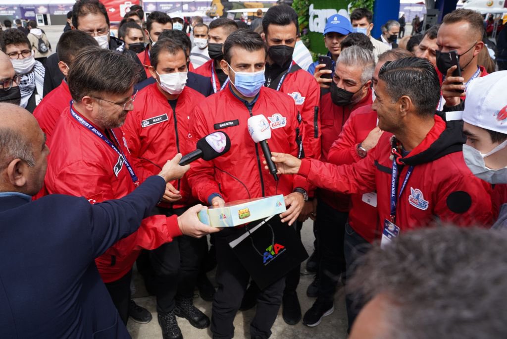 Huzeyfe_Ylmz's tweet photo. Sayın Selçuk Bayraktar’ı ( @Selcuk ) standımızda ağırladık. 

Lider Çiftçi oyunumuzda yer alan Harika Kartlar’dan “Cezeri” kartını kendisine takdim ettik.

#iyitarımgüçlüteknoloji
#tarnet
#tarımdateknolojihamlesi https://t.co/ZUTez7QRQt