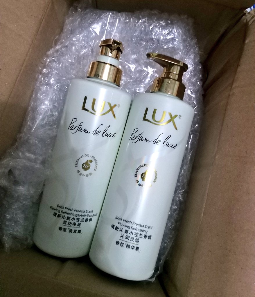 CHALISFX's tweet photo. ทุกคนน้องมาแล้วว shampoo&amp;conditioner ของLUX พรีจากจีน ก็คือกลิ่นหอมติดผมมากกกก ตัวนี้เป็นกลิ่นฟรีเซียนะใครสนใจกลิ่นไหนก็ไปพรีได้เลย เราฝากร้าน @PRETAMJAI_21 กดน้าา
#มนุษย์ติ่งจีน #พรีออเดอร์จีน https://t.co/5lOe0EmGbo