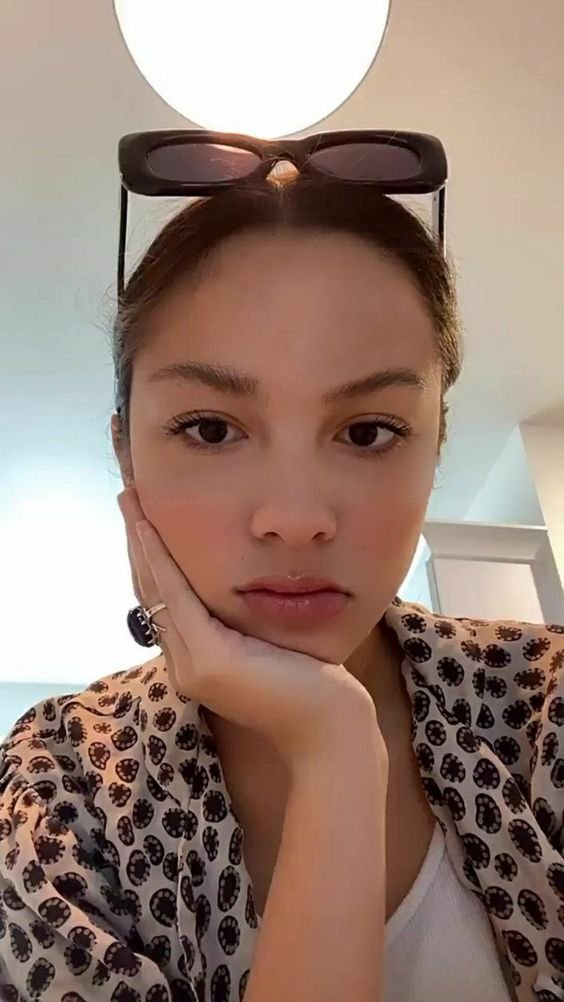 olivia rodrigo comfort (@safelivie) on Twitter photo 