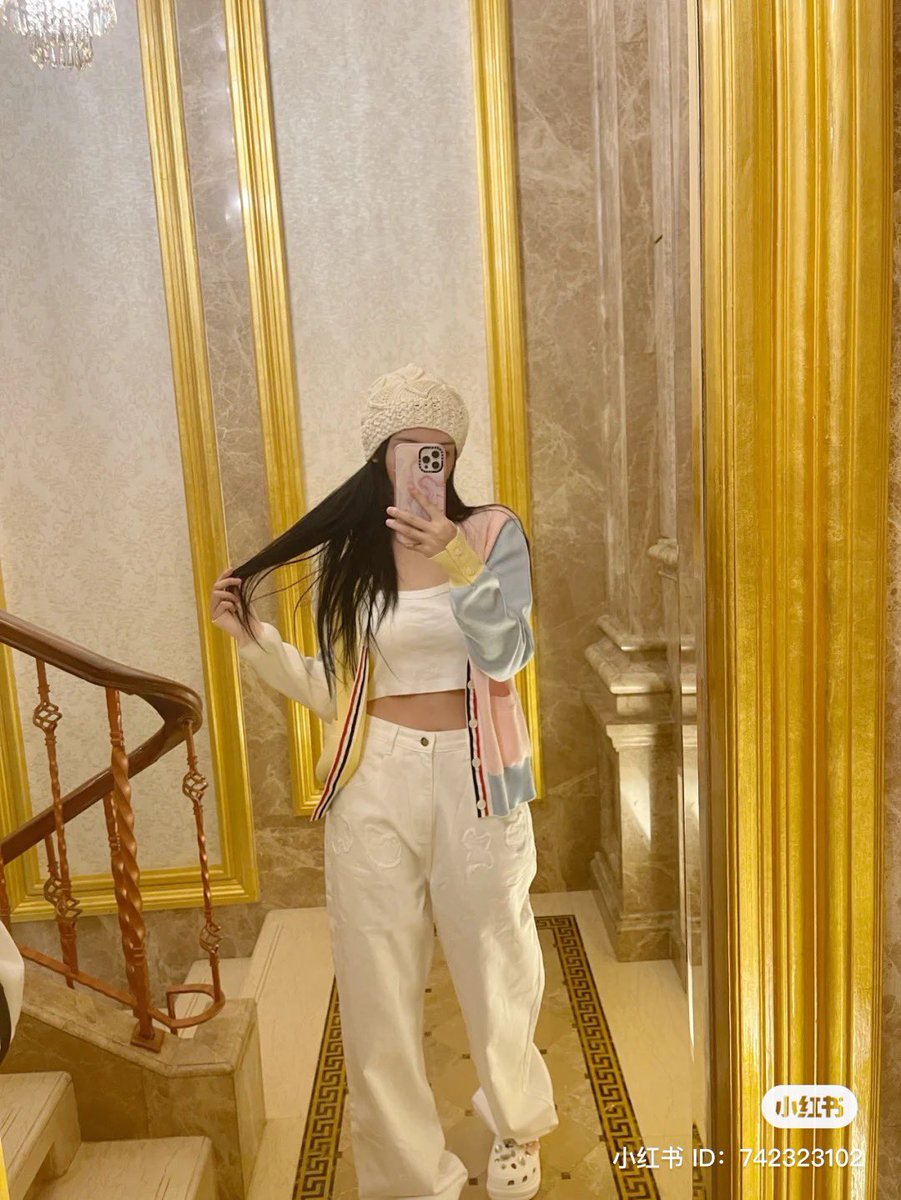 zhaoxiaotango's tweet photo. 210924 Xiaotang xiaohongshu update 

Caption: Today’s outfit. Dug and matched it myself~ my mom is home, so no choice… soft/tender and sweet look it is! Madam Yue! So delighted~ https://t.co/0ZgaRfv8y9