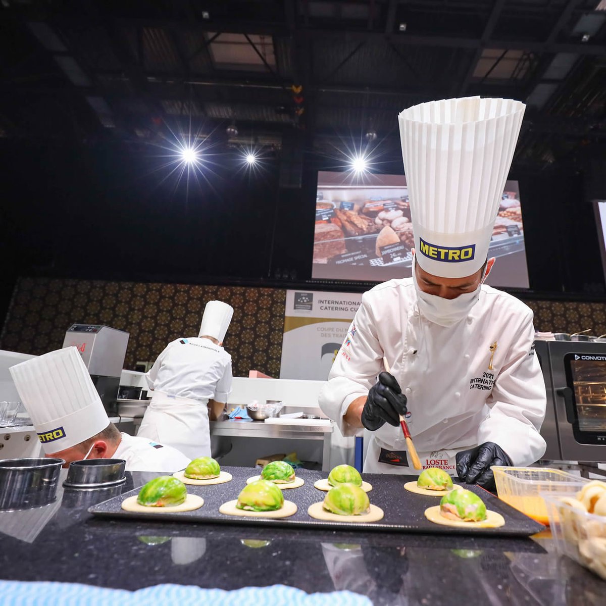 BourneTraiteur's tweet photo. 𝗩𝗜𝗖𝗘𝗦 𝗖𝗛𝗔𝗠𝗣𝗜𝗢𝗡𝗦 𝗗𝗨 𝗠𝗢𝗡𝗗𝗘 💥🥈

Après 3 jours intenses de compétition au @sirha_lyon pour la Coupe du Monde des Traiteurs c'est une médaille d'argent pour la France 🇫🇷

👉 https://t.co/weVY43IJQP
---
#bournetraiteur #davidbourne #jeremiegruson #coupedumonde https://t.co/86I417TcNn