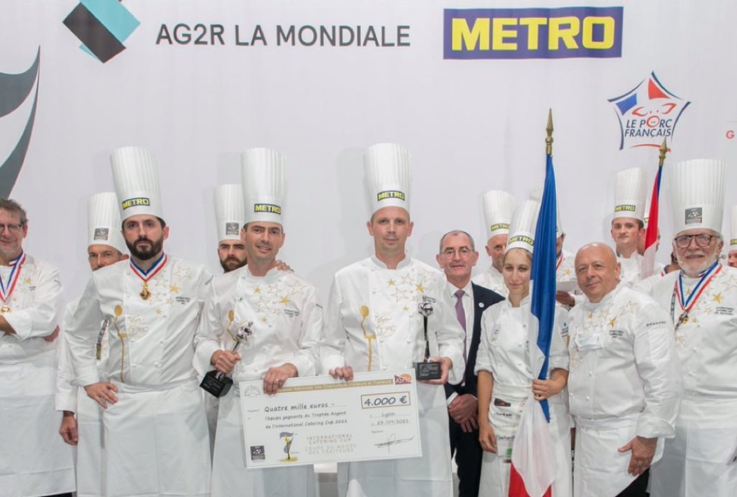 BourneTraiteur's tweet photo. 𝗩𝗜𝗖𝗘𝗦 𝗖𝗛𝗔𝗠𝗣𝗜𝗢𝗡𝗦 𝗗𝗨 𝗠𝗢𝗡𝗗𝗘 💥🥈

Après 3 jours intenses de compétition au @sirha_lyon pour la Coupe du Monde des Traiteurs c'est une médaille d'argent pour la France 🇫🇷

👉 https://t.co/weVY43IJQP
---
#bournetraiteur #davidbourne #jeremiegruson #coupedumonde https://t.co/86I417TcNn