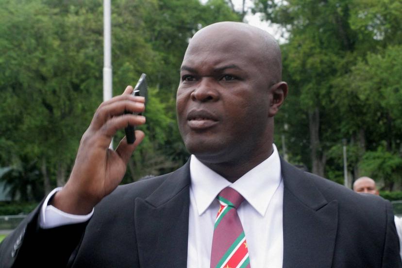 Ronnie Brunswijk, vice-président du Surinam et titulaire à 60 ans lors d'un match de la ligue de la Concacaf, est soupçonné d'avoir distribué des billets aux joueurs de l'équipe adverse après le match ow.ly/oacb30rUYV9